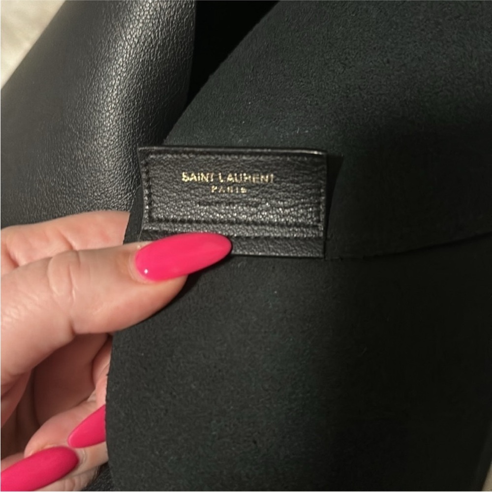 Yves Saint Laurent Black Leather Tote Bag with Sleek Design - Picture 11 of 15